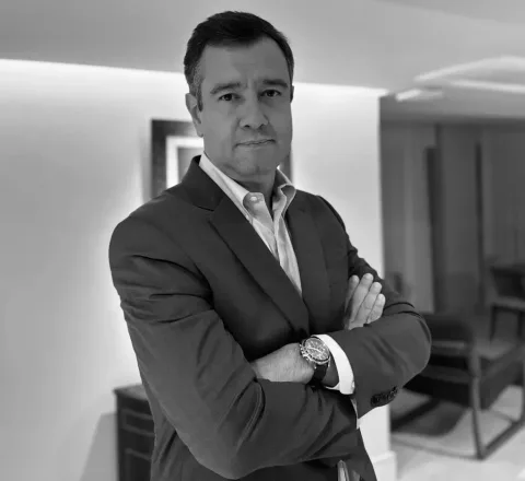 Retrato em preto e branco de Elias Lages, sócio da Quantitus Infra