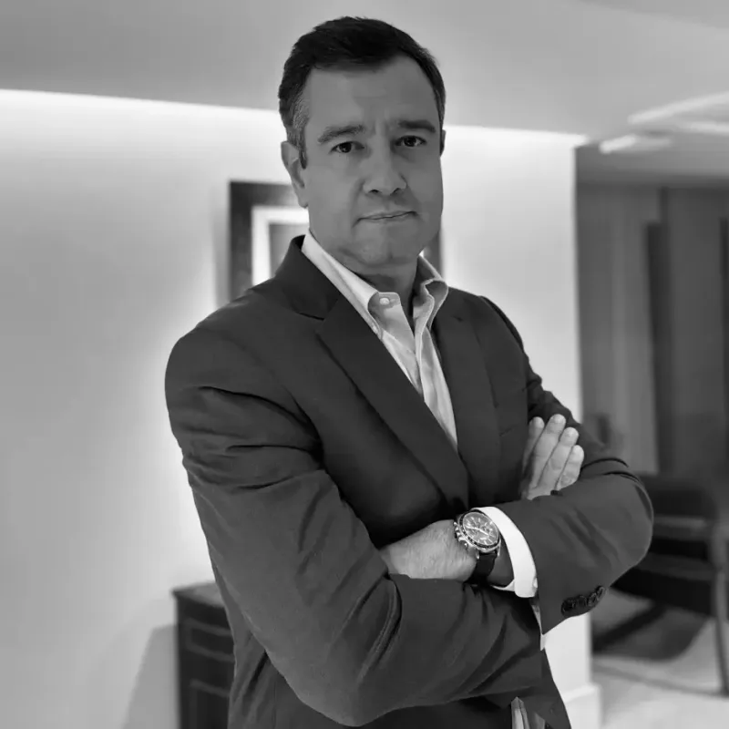 Retrato em preto e branco de Elias Lages, sócio e líder da Quantitus Infra