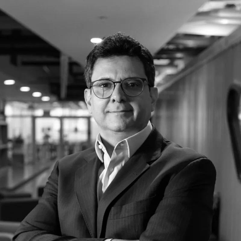 Retrato em preto e branco de Leonel Molero, sócio e líder da Quantitus Hedge